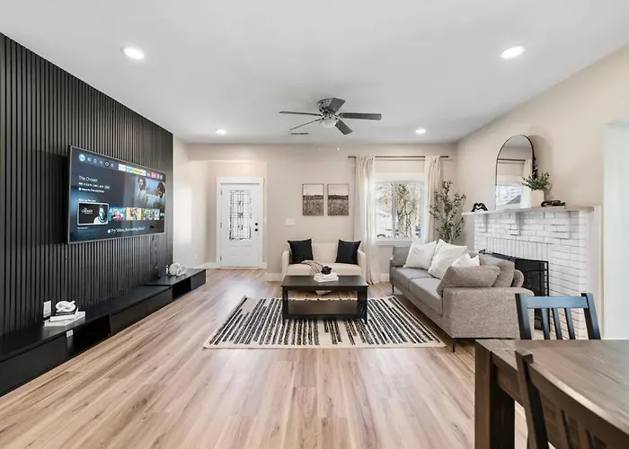 Brand New Cozy Modern Bungalow W/Hot Tub+Movieroom 7 Min From Uptown